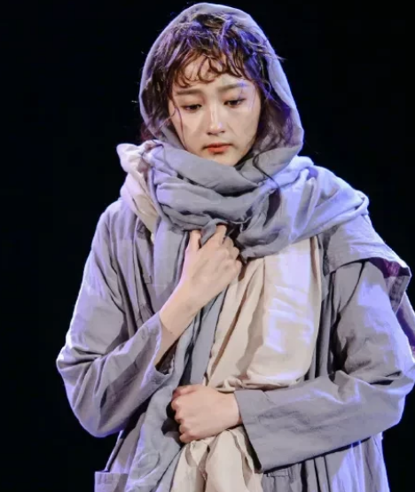 关晓彤穿破衣服扮灰姑娘，当她脱掉外衣，才知啥叫“落魄公主”