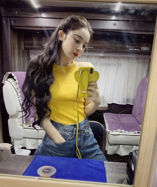 娜扎跨年不登台也得抢镜，穿鹅黄背心配牛仔裤自拍，前门大玩错位