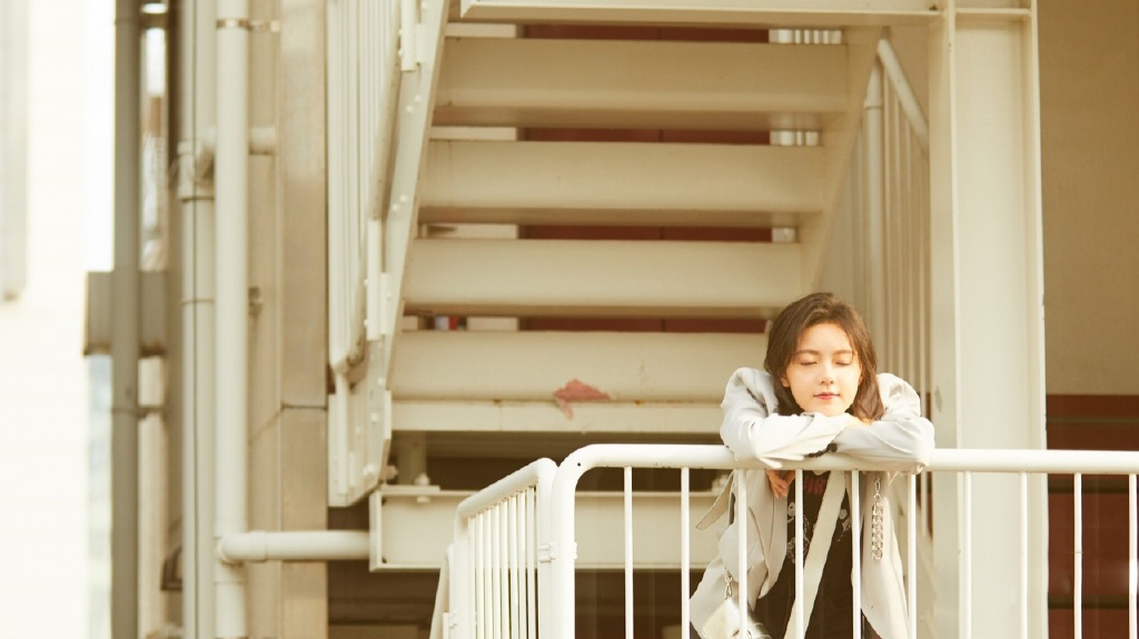 赵今麦时尚潇洒气质写真图片