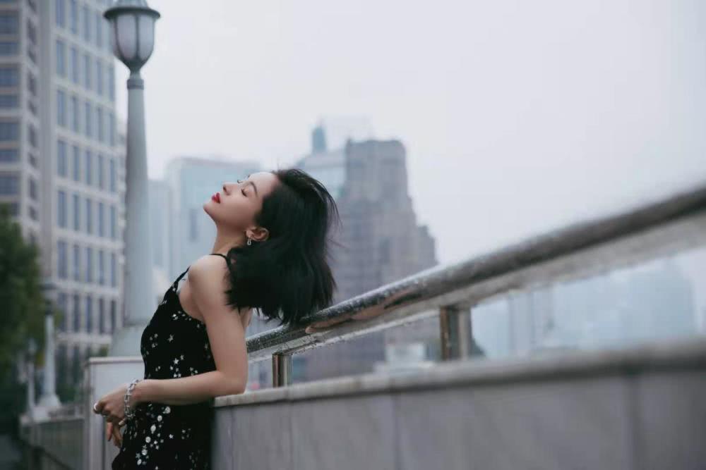 王子文一袭黑色吊带长裙太优雅，瘦小的她至少显高十公分