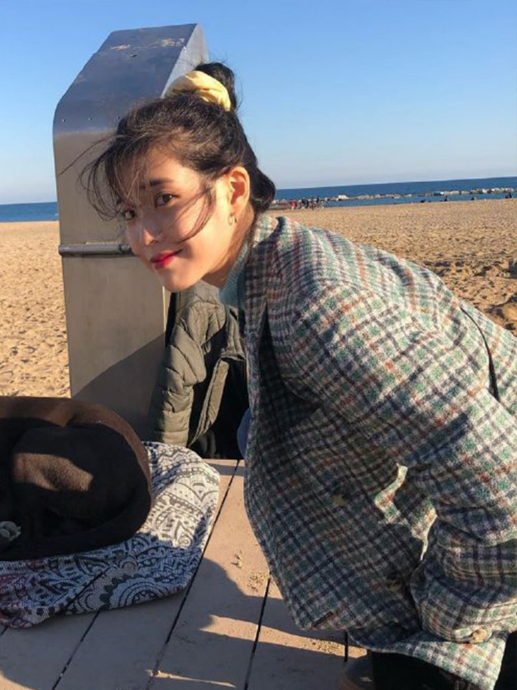 IU又出新造型,湖蓝打底衫搭配格纹西装,丸子头太可爱!