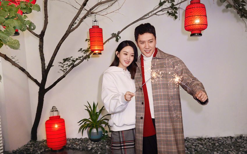 赵丽颖又秀恩爱!与老公冯绍峰甜蜜打闹,她表情娇羞小动作显亲密