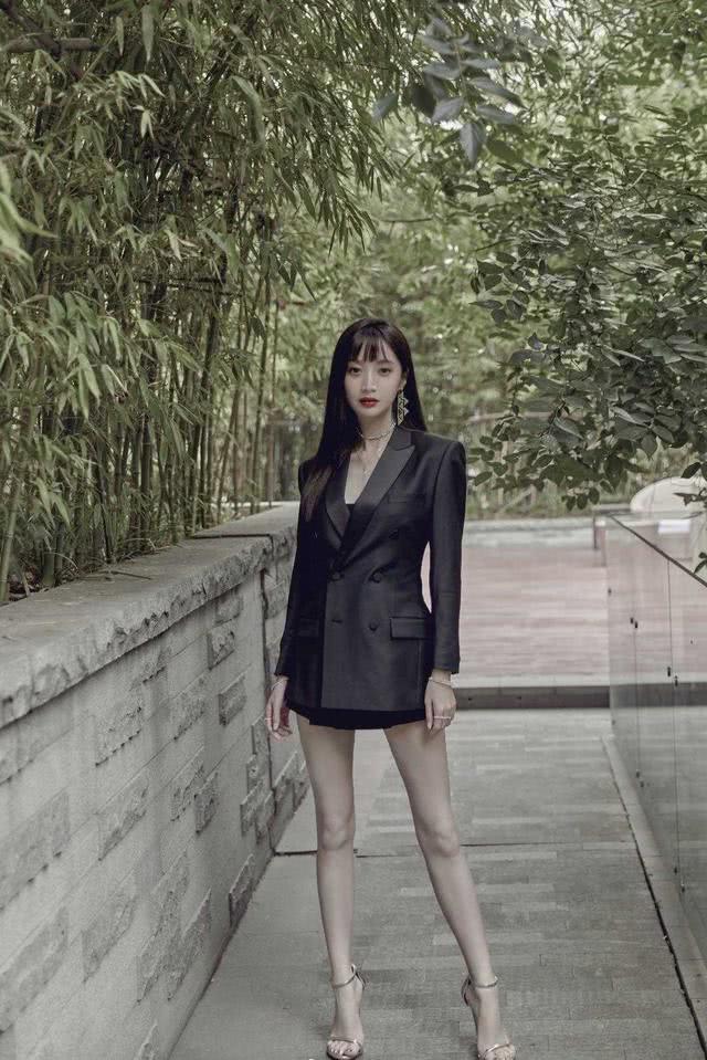 郑雅文穿一字肩鱼尾连衣裙亮相，犹如人鱼公主