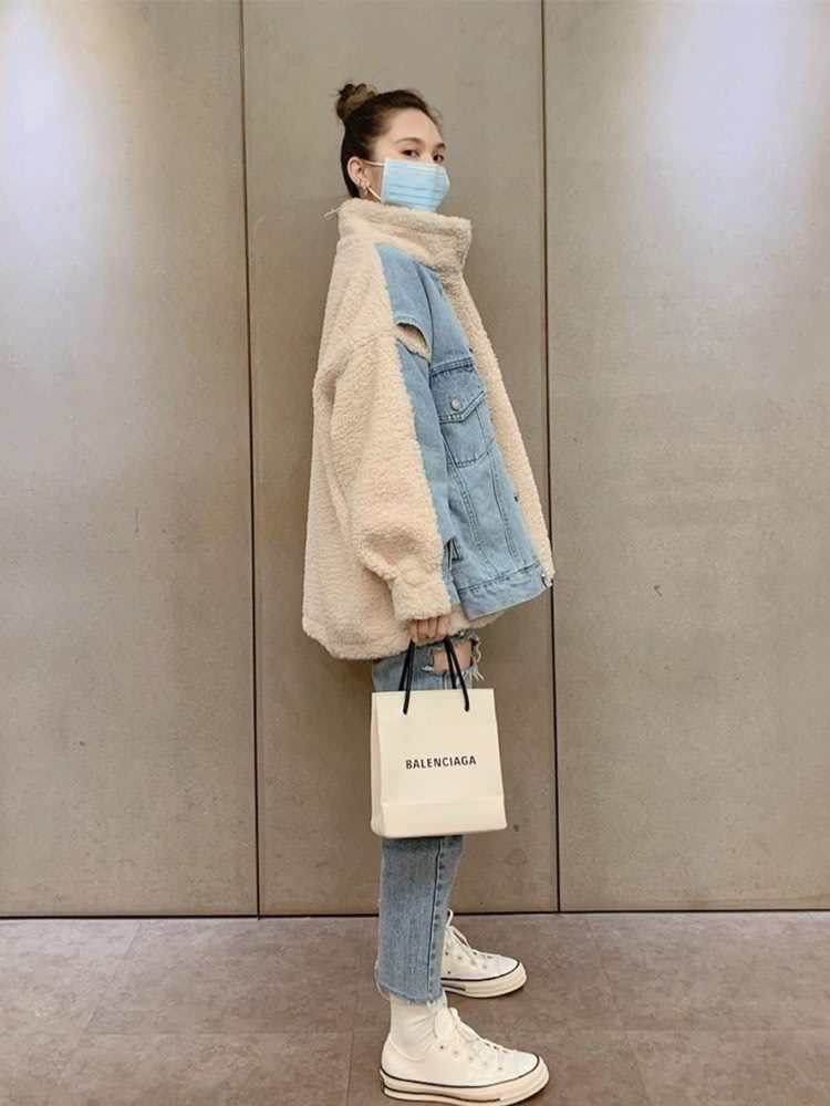 杨丞琳穿拼接牛仔外套配丸子头，35岁依旧是冻龄少女