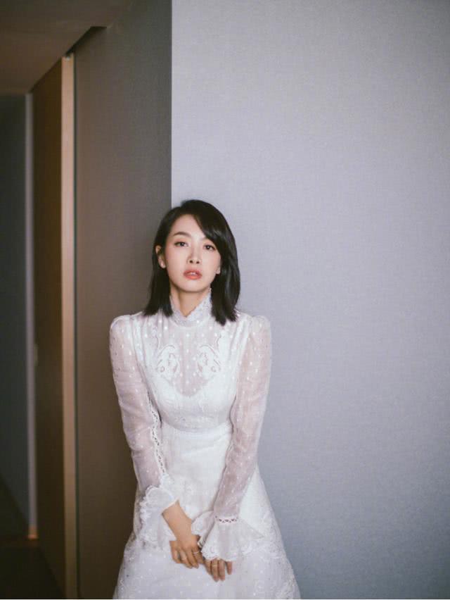 宋茜气质好又瘦任性穿,紫色亮面连衣短裙配长筒靴满满少女感