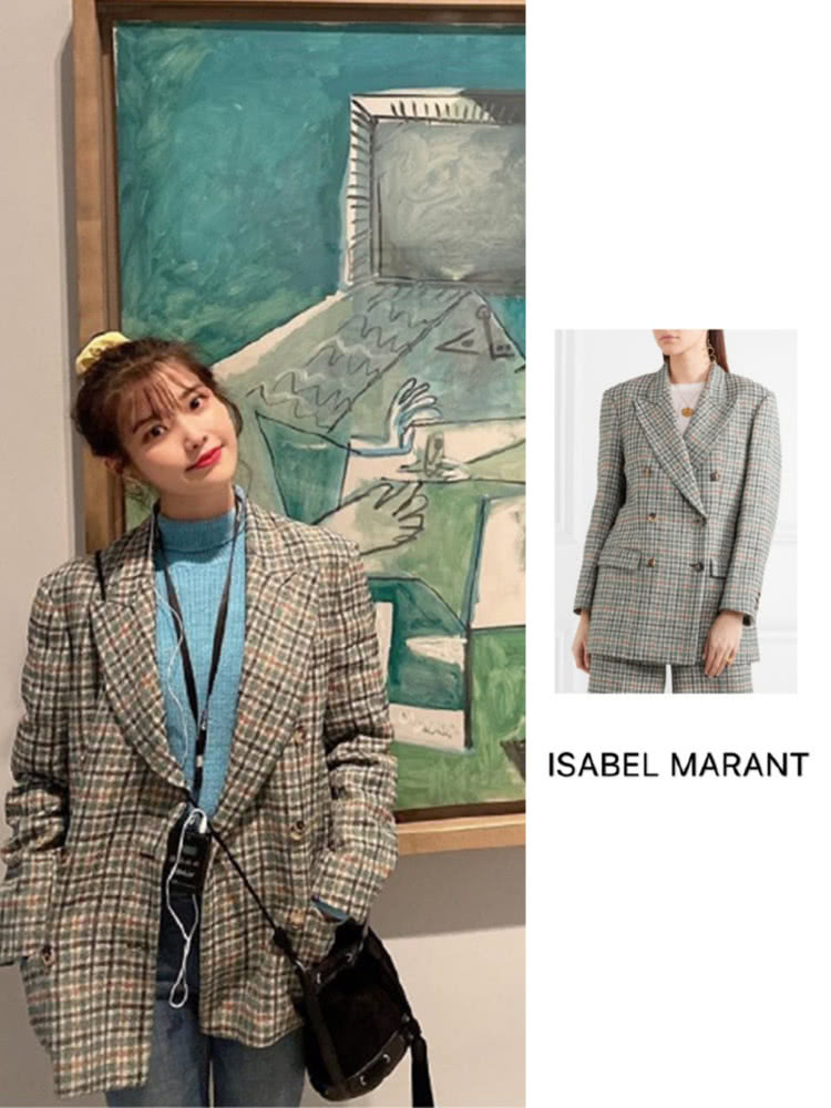 IU又出新造型,湖蓝打底衫搭配格纹西装,丸子头太可爱!