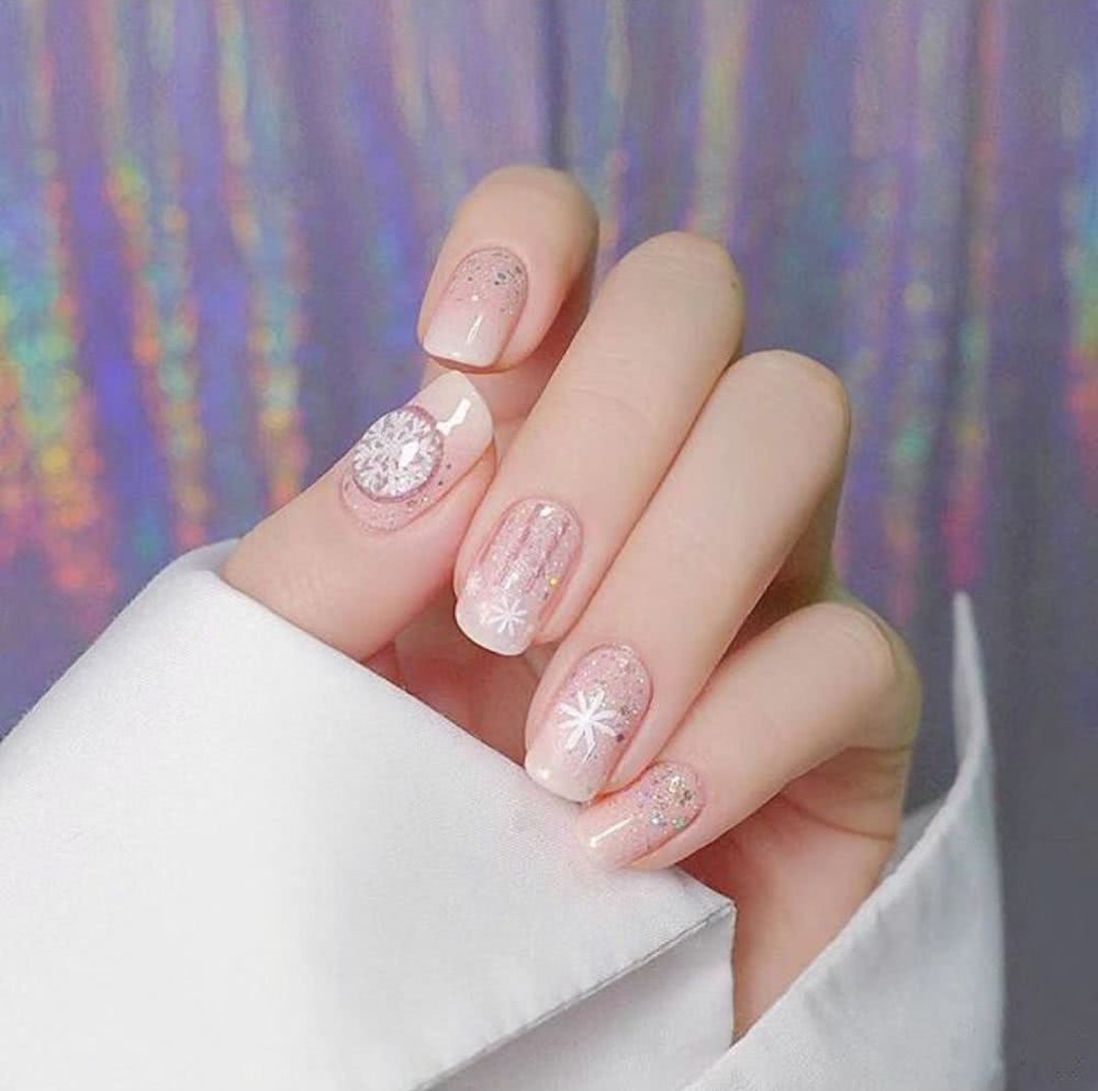 最适合今年冬季做的雪花美甲，你不想试试吗？