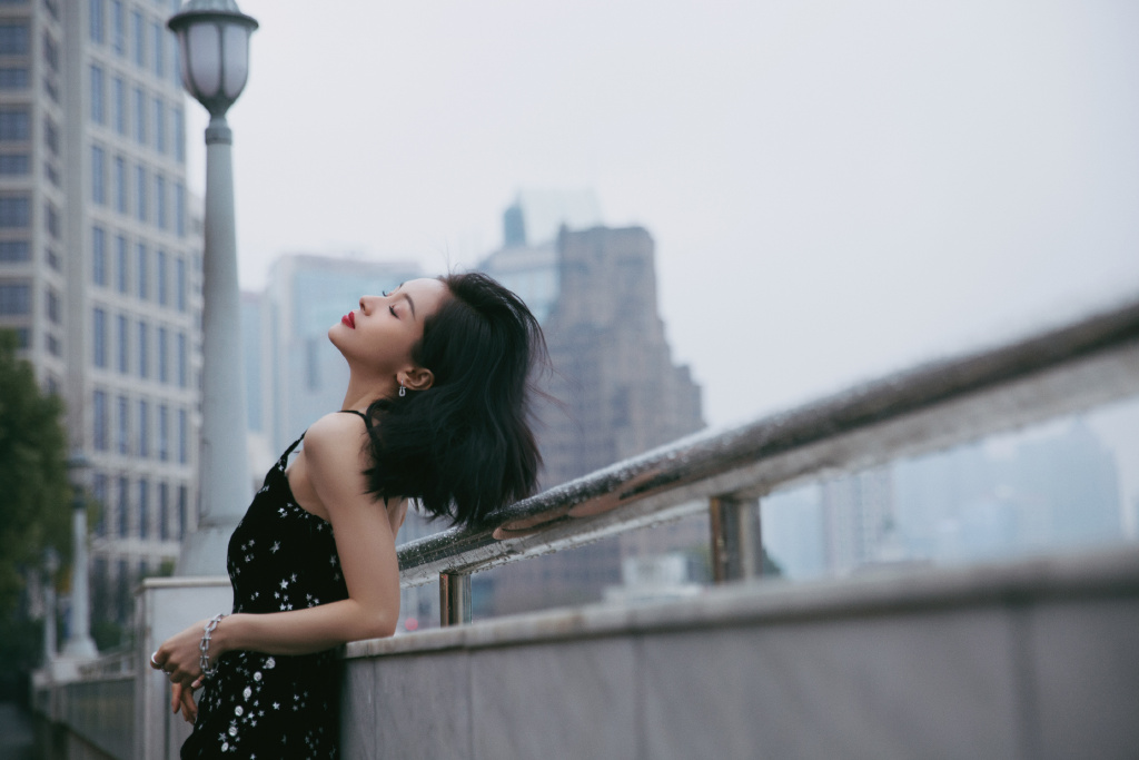 王子文高开叉星空裙性感图片，太有女人味了