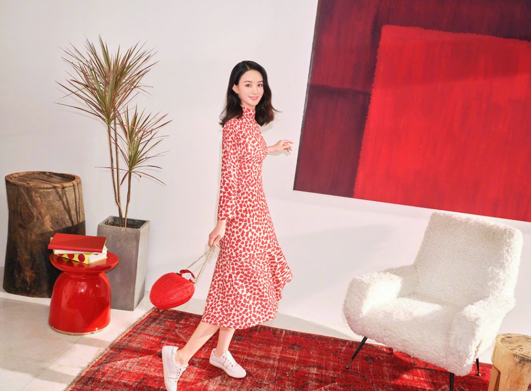 赵丽颖又秀恩爱!与老公冯绍峰甜蜜打闹,她表情娇羞小动作显亲密