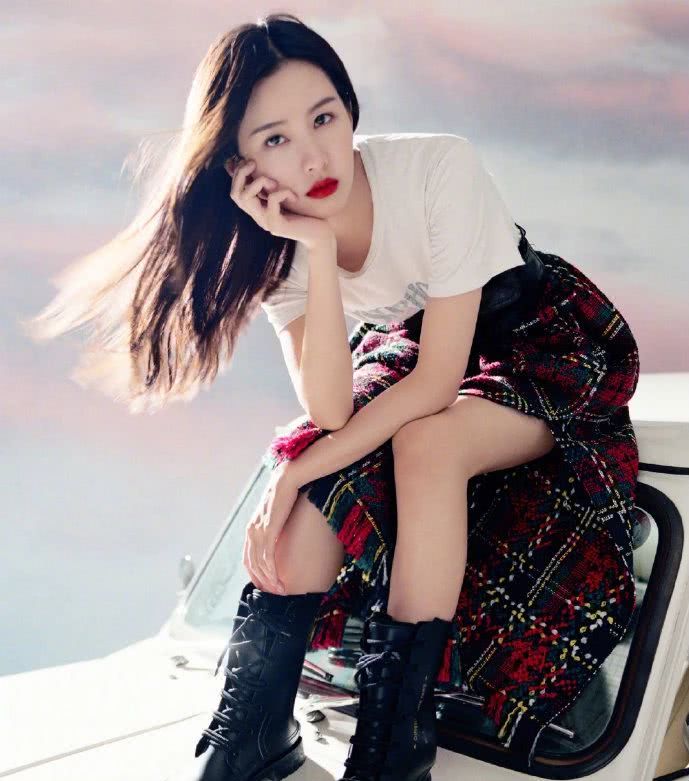 陈都灵的新年造型精致的像洋娃娃，红裙配卷发真是水灵灵的