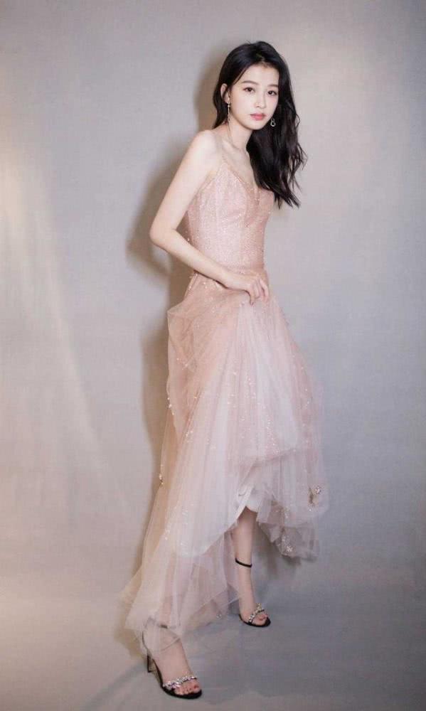 孙怡170CM的身高+骨感,穿吊带连衣裙真的太美了