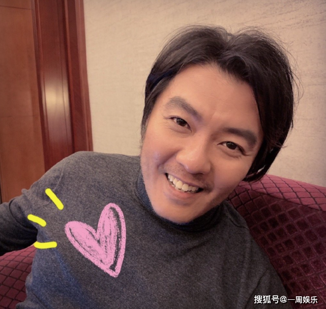 47岁阿杜近照曝光,曾经红极一时帅过郑伊健,如今却衰老难认