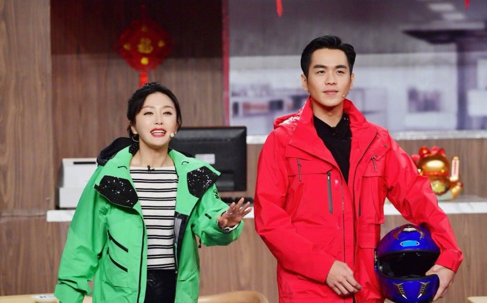 40岁秦岚一身荧光绿冲锋衣搭皮裤上春晚,甜美帅气又时髦