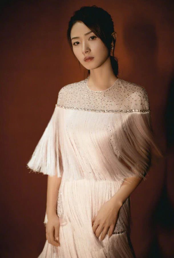 万茜挂1万根“面条”在身上，美成女神