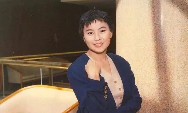 一婚嫁给作词才子,二婚嫁给豪门富二代,如今56岁的她很幸福