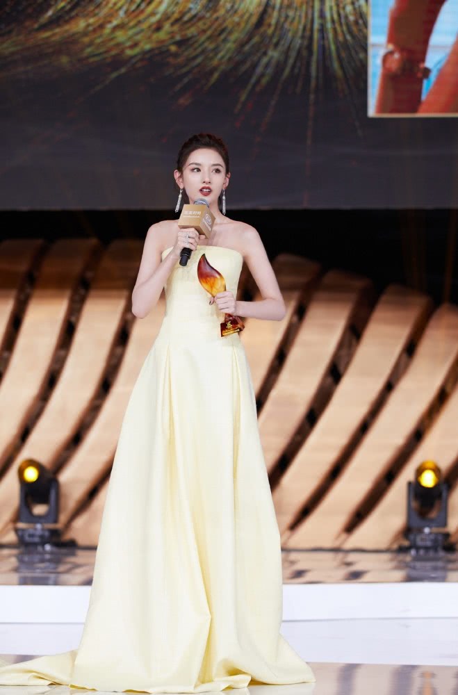美女宋祖儿私服穿小熊卫衣紧身裤,秀双腿被怒赞:不敢P系列