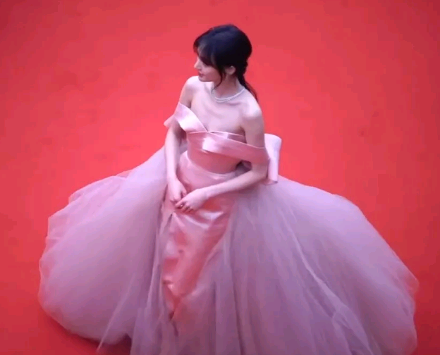 都说郑爽的背影很好看,当粉丝晒楼上头顶抓拍照,才知道她多完美