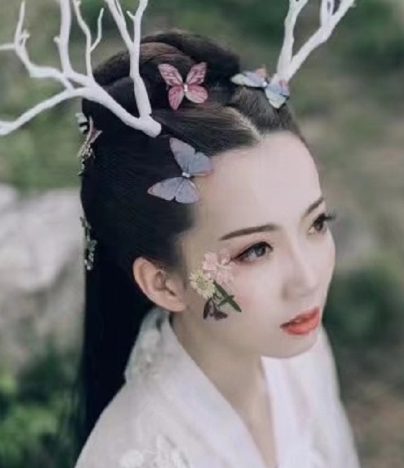 “不倒翁”女孩化身小鹿女,白裙加成美若天仙,这都不出道?