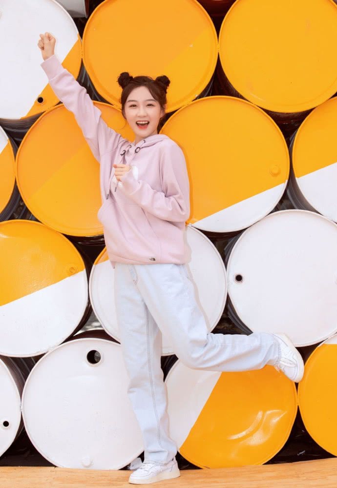 李子璇最新搭配穿V领吊带,配亚麻色短发超时髦