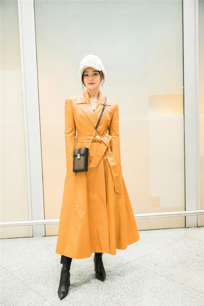袁姗姗穿橙色收腰皮衣配短靴，对镜比耶美回18岁少女