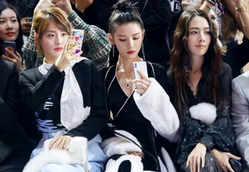 张予曦才是真正的合影杀手!坐在郭碧婷张嘉倪中间,美得太突出