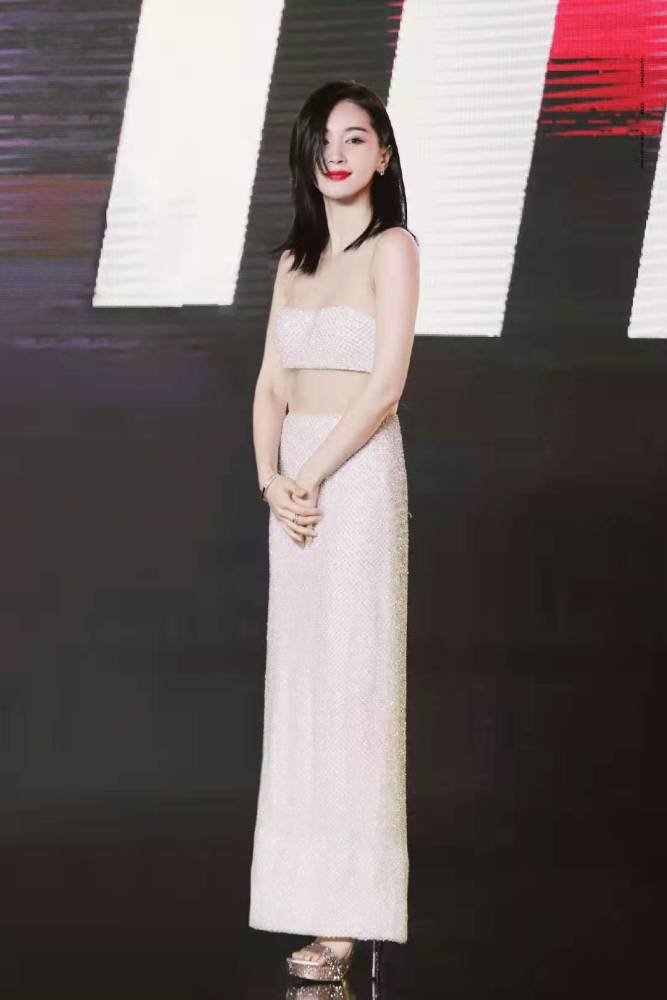 王子文鱼鳞套装裙太性感，换披肩长发配大红唇气场全开