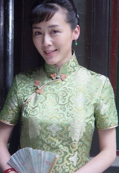 她是黄磊同学,24岁成影后,嫁导演被家暴,二婚嫁运动员