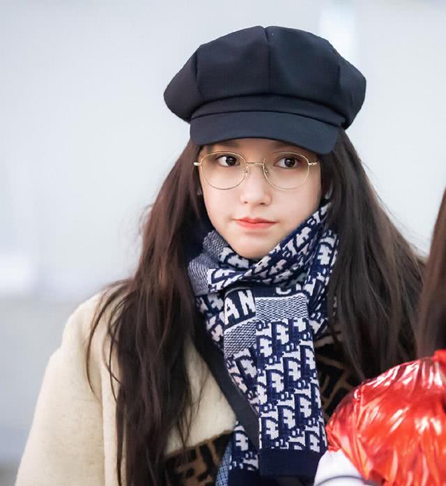 2020年流行程潇这种“温柔色”,程潇示范减龄还显白