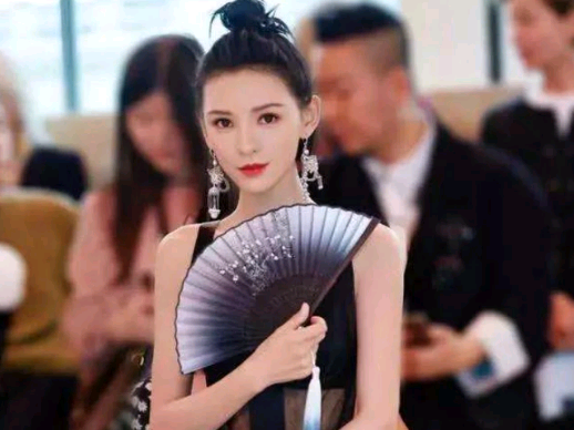 张予曦才是真正的合影杀手!坐在郭碧婷张嘉倪中间,美得太突出