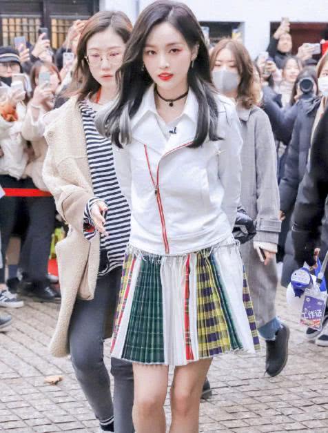 秋冬时节不会穿衣,吴宣仪的4套穿搭技巧让你一不小心变成时髦精