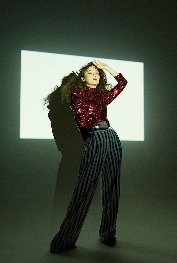 袁姗姗穿橙色收腰皮衣配短靴，对镜比耶美回18岁少女