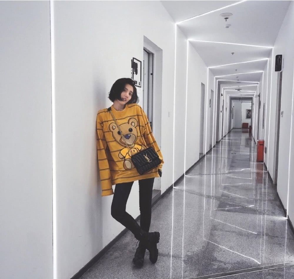 美女宋祖儿私服穿小熊卫衣紧身裤,秀双腿被怒赞:不敢P系列
