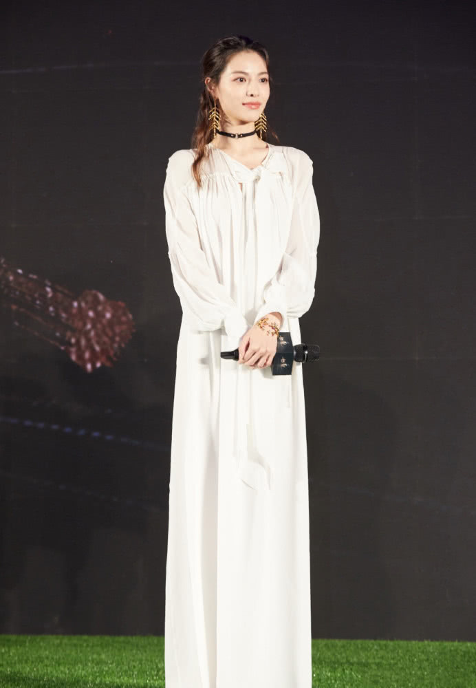 钟楚曦出席活动穿白色系带裙,搭配大耳环飘逸灵动