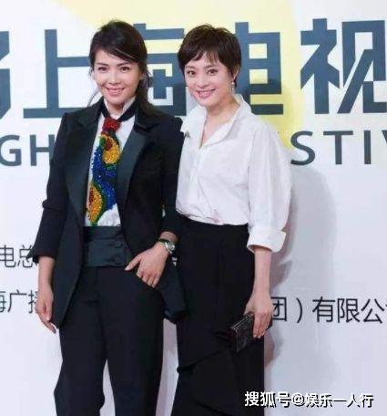 刘涛10年前和潘虹合影,有谁看到背后的她?今早已成大咖