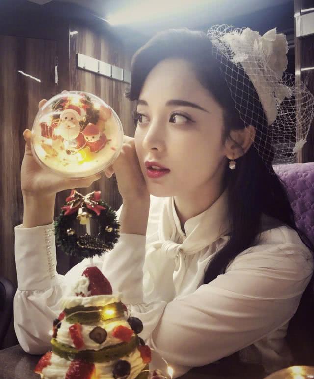 娜扎跨年不登台也得抢镜，穿鹅黄背心配牛仔裤自拍，前门大玩错位