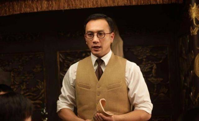 曾与徐静蕾同居5年,和周迅绯闻不断,最后却娶了个女导演