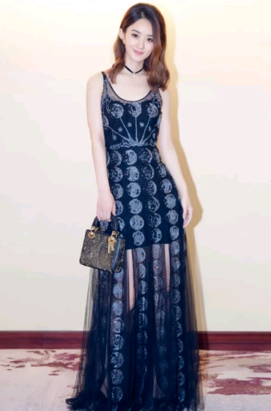 31岁赵丽颖如今衣品开挂,连衣裙穿出新花样,竟变得如此时髦