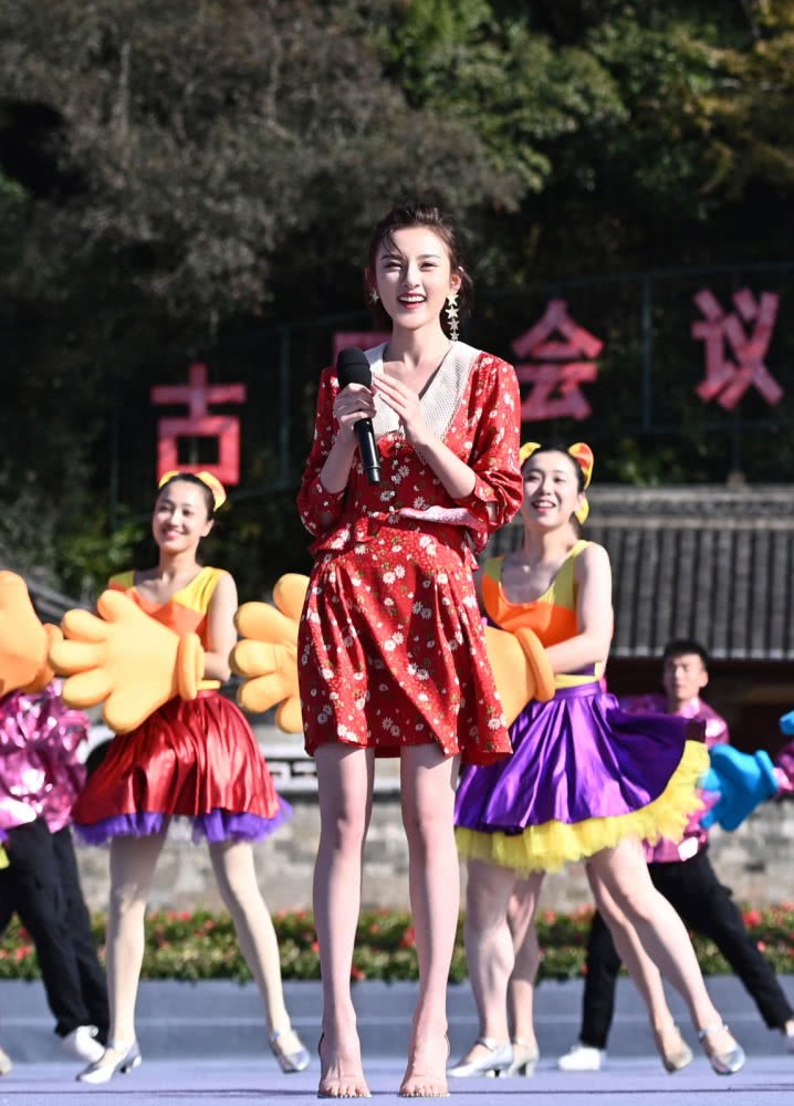 美女宋祖儿私服穿小熊卫衣紧身裤,秀双腿被怒赞:不敢P系列
