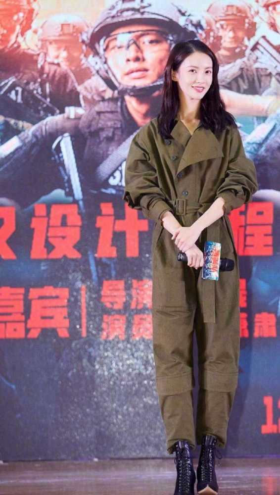 气质甜美的金晨也有硬朗的一面,穿军绿色连衣衣帅气利落,超A的