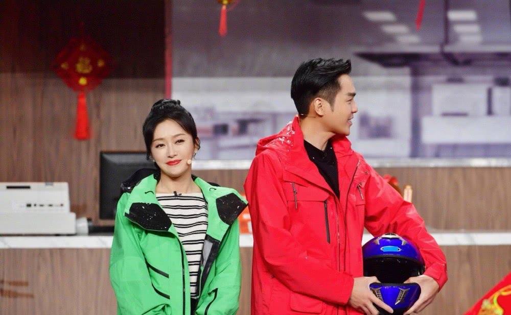 40岁秦岚一身荧光绿冲锋衣搭皮裤上春晚,甜美帅气又时髦