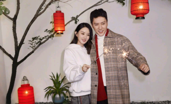 赵丽颖向冯绍峰撒娇，看到她的撒娇方式，不像当妈的人