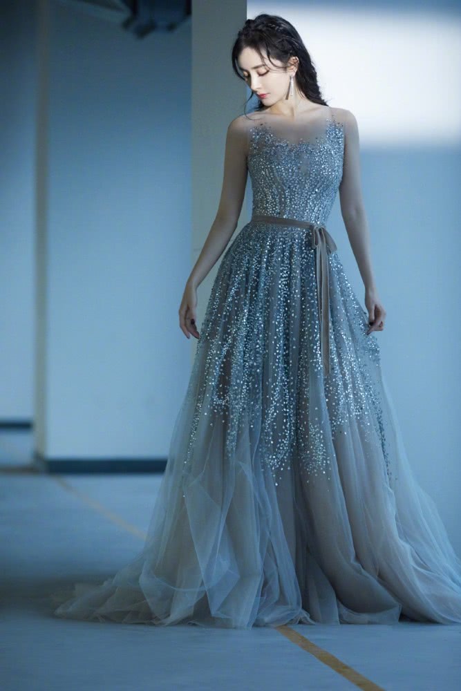 杨幂秀“漫画腿”,穿7分牛仔裤配小白鞋同框马伊琍不输气场