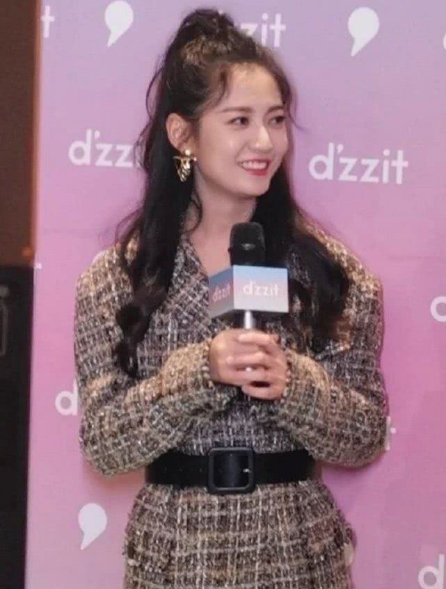 有种“腿精”叫陈钰琪,修身西装裙尽显轻熟风