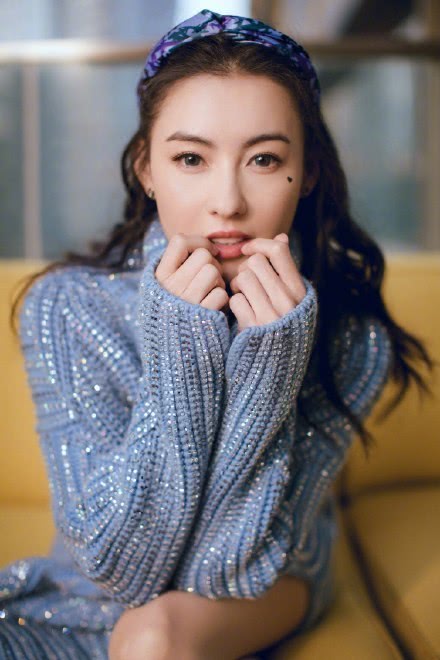 羡慕大长腿!张柏芝穿蓝色OVERSIZE针织毛衣,大玩“下装失踪”