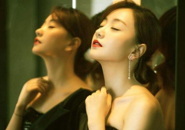把演员当兼职的女星,颁奖基本不去,出道17年被称为“最懒女星”