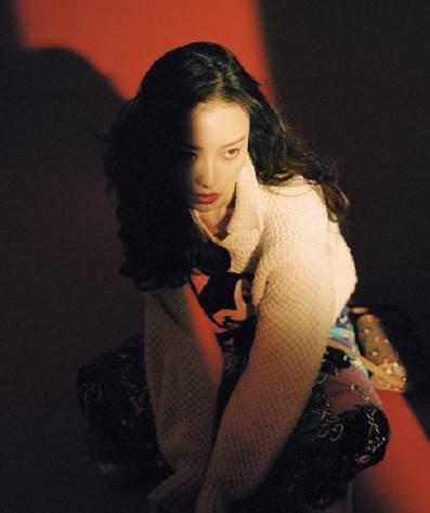 倪妮又拍时尚大片，似冰似火表现绝佳，不愧是“行走的女生拍照指南”