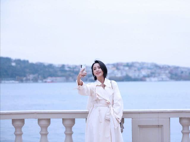 佟丽娅的气质太绝了！穿白色风衣配小白鞋朴素的搭配却意外显高级