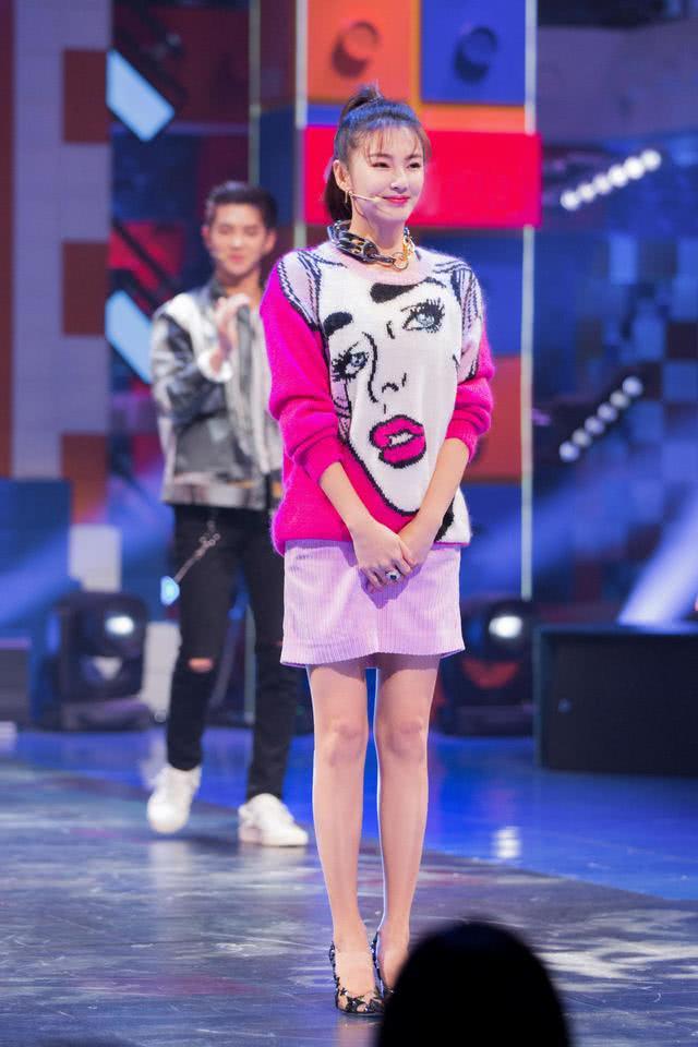 张雨绮穿西装内搭吊带连衣裙亮相,气质真惊艳