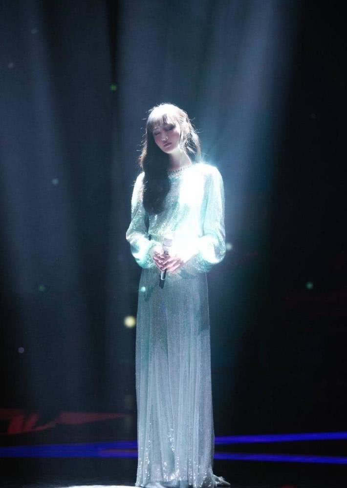 郑爽解锁新造型，小仙女摇身一变暗黑少女，百变风格美出新高度