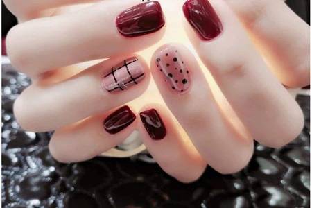 2020新款美甲图片大全,亮丽美甲提升女性气质